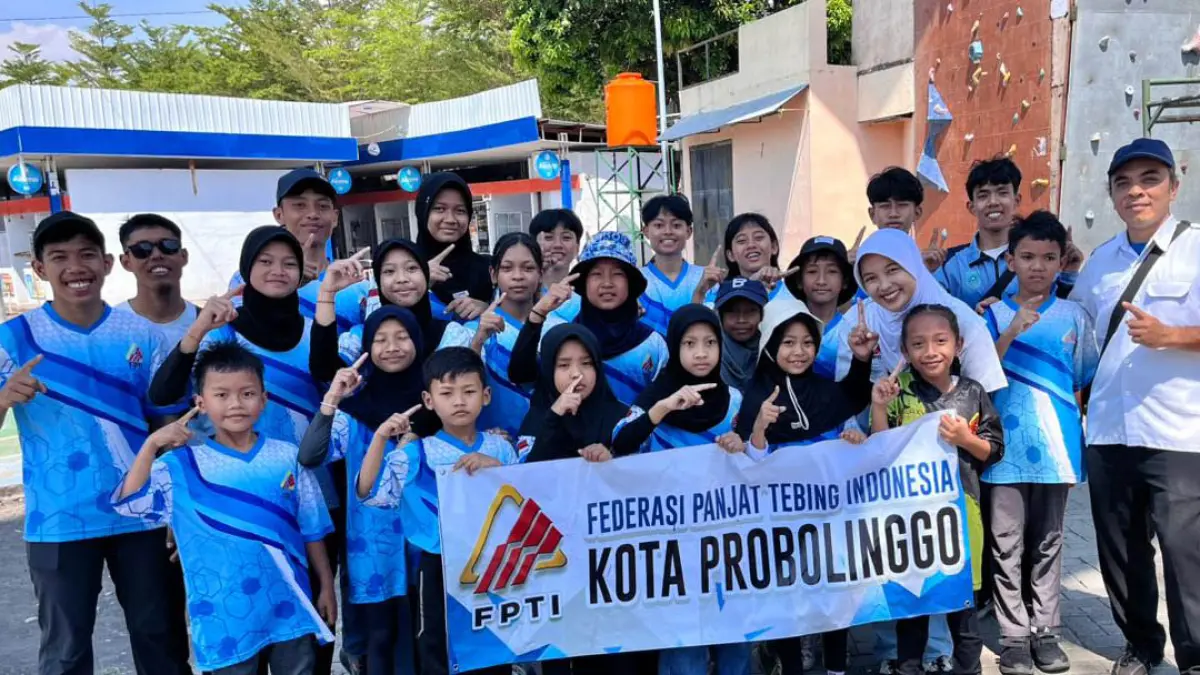 SEMANGAT: Puluhan Atlet Panjat Tebing Kota Probolinggo Saat Berangkat Menuju Ajang Kejurprov Jatim 2026 Di Surabaya, Rabu (6/5). (Foto: FPTI for Jawa Pos Radar Bromo)