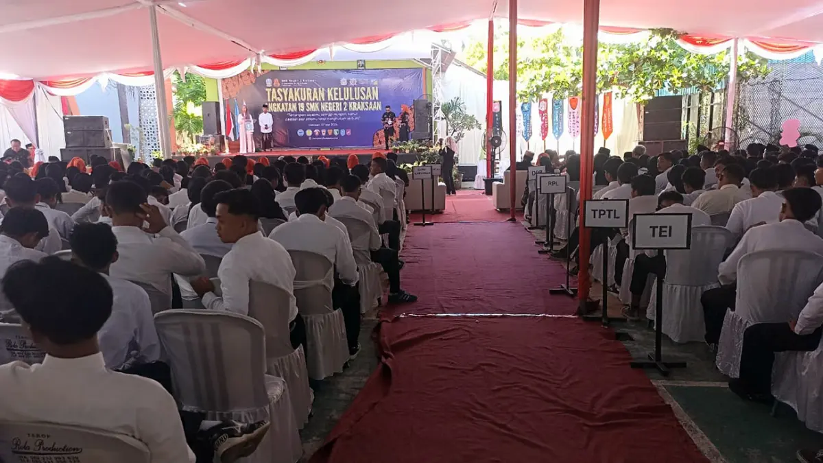 TASYAKURAN : Sebanyak 617 lulusan dan orang tuanya mengikuti Tasyakuran Kelulusan di lapangan SMKN 2 Kraksaan, Kamis (7/5)
