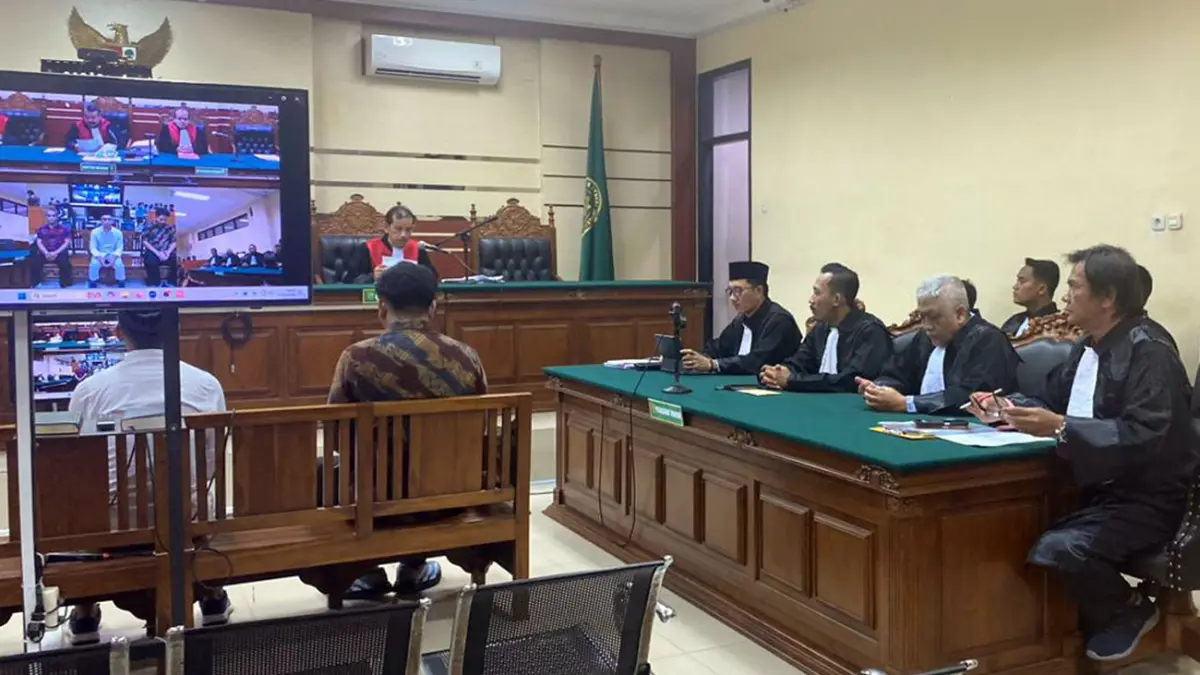 TERUS DILANJUT: Suasana sidang korupsi lampu hias dan RTH Kota Probolinggo di PN Tipikor, Surabaya.