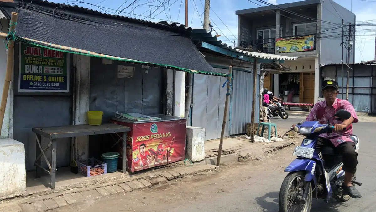 TKP: Seorang pengendara motor melintas di depan toko sembako milik Novi Dian, 29, di Desa Pabean, Dringu, Kabupaten Probolinggo. Toko itu dibobol maling Kamis (7/5) dini hari. (Inneke Agustin/ Radar Bromo)