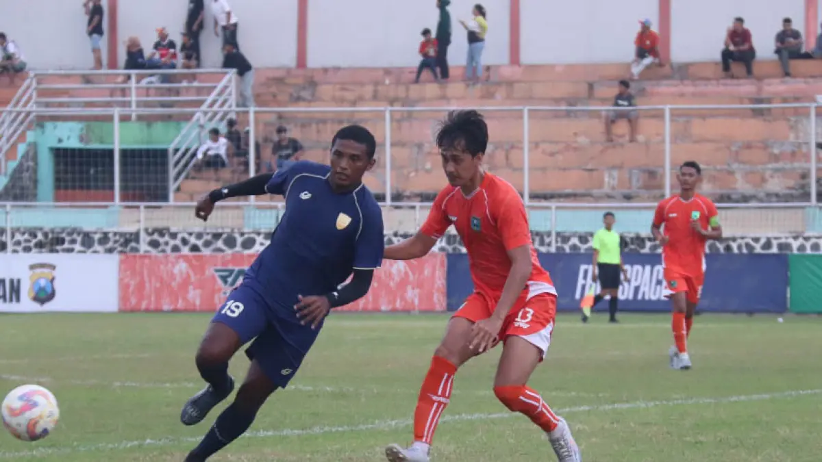 UJICOBA: Laga persahabatan antara Persekabpas melawan Pasuruan United beberapa waktu lalu. Laskar Sakera bakal menyiapkan laga ujicoba kembali dan lawannya kemungkinan tim Liga 1. (Foto: dok Jawa Pos Radar Bromo)