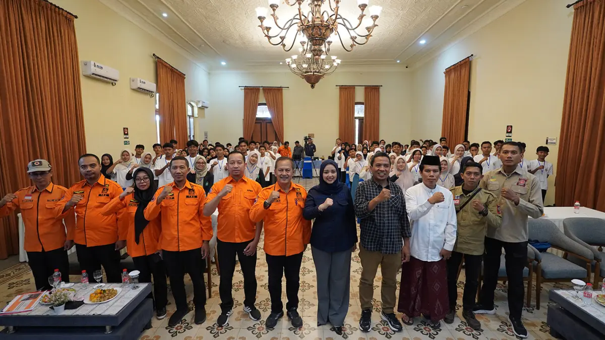 TANGGUH BENCANA: Anggota DPR RI Dini Rahmania (tengah) bersama Kalaksa BPBD Kota Probolinggo dan jajaran, perwakilan Tagana Kabupaten Probolinggo, Direktur Jawa Pos Radar Bromo HA Suyuti (empat dari kanan), serta peserta Gen Z Tangguh Bencana di gedung Bale Hinggil, minggu (10/5). (Fahreza Nuraga/ Radar Bromo)