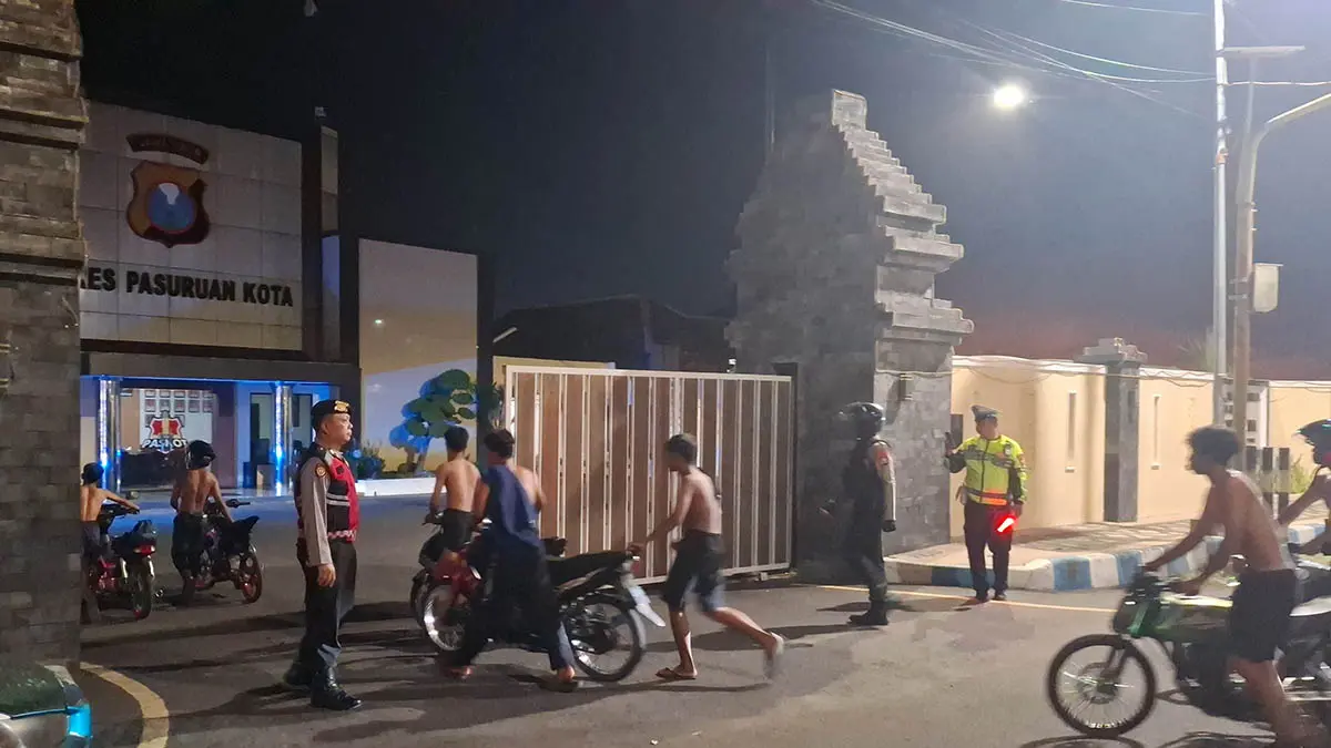 BARIS: Pelaku balap liar yang terjaring razia Polres Pasuruan Kota digelandang menuju markas di Jalan Gajah Mada, Minggu 10/5) dini hari. (Foto : Polres Pasuruan Kota for Jawa Pos Radar Bromo)