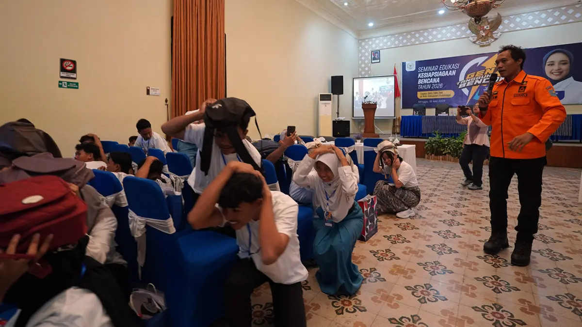 BELAJAR: Sejumlah pelajar SMA di Probolinggo saat mengikuti simulasi evakuasi gempa bumi di Bale Hinggil Kota Probolinggo, Minggu (10/5).