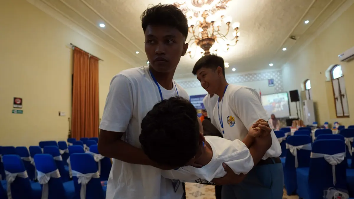BELAJAR: Sejumlah pelajar SMA di Probolinggo saat mengikuti simulasi evakuasi gempa bumi di Bale Hinggil Kota Probolinggo, Minggu (10/5). (Fahreza Nuraga/ Radar Bromo)