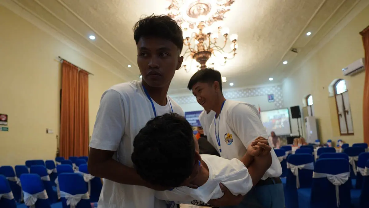 BELAJAR: Sejumlah pelajar SMA di Probolinggo saat mengikuti simulasi evakuasi gempa bumi di Bale Hinggil Kota Probolinggo, Minggu (10/5). (Foto: Fahreza Nuraga for Jawa Pos Radar Bromo)