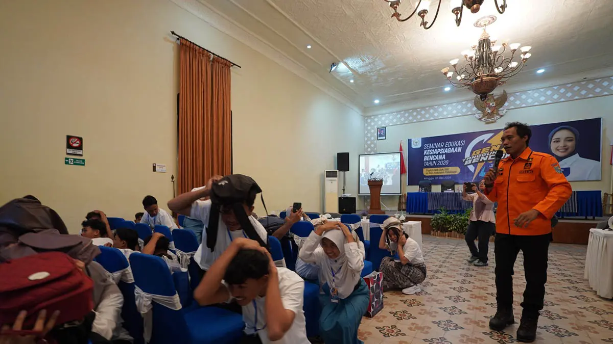 BERLINDUNG: Personel BPBD memberikan pengetahuan bagaimana caranya melindungi diri saat terjadinya gempa. (Foto: Fahreza Nuraga for Jawa Pos Radar Bromo)