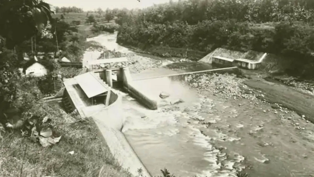 BERSEJARAH: Bangunan Dam Pekalen atau Dam Wolu saat era kolonial Belanda. Bangunan tersebut direalisasikan, untuk mendukung industri gula. (Istimewa)