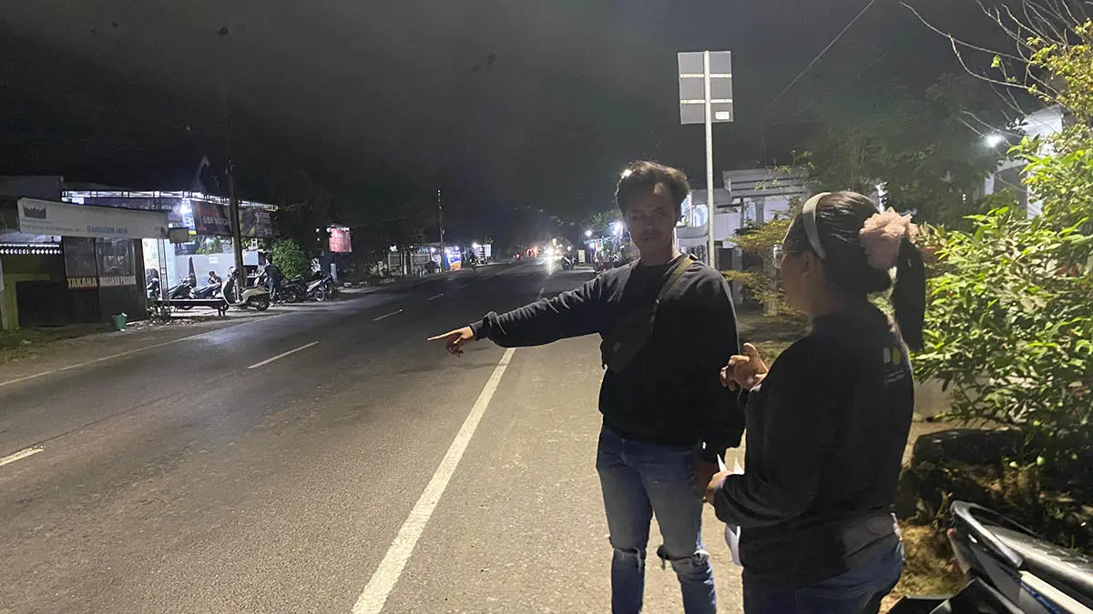 DI SINI: Polisi saat menggelar olah TKP penjambretan bersama Dwi Virdiana. Aksi jambret ini terjadi di Desa Karangsentul, Gondangwetan, Sabtu 9/5). (Foto : Polres Pasuruan Kota for Jawa Pos Radar Bromo)