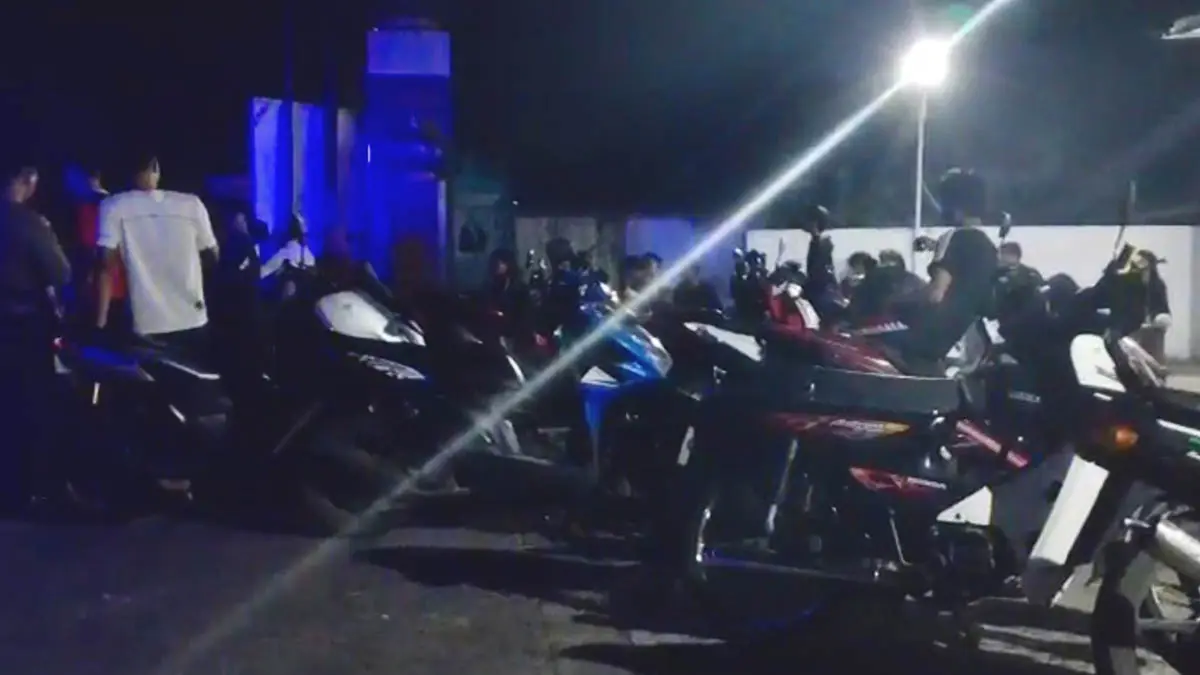 DIAMANKAN : Petugas mengamankan motor yang terlibat balap liar di jalan pantura Desa Randumerak, Kecamatan Paiton. (Foto: Polres Probolinggo for Jawa Pos Radar Bromo)
