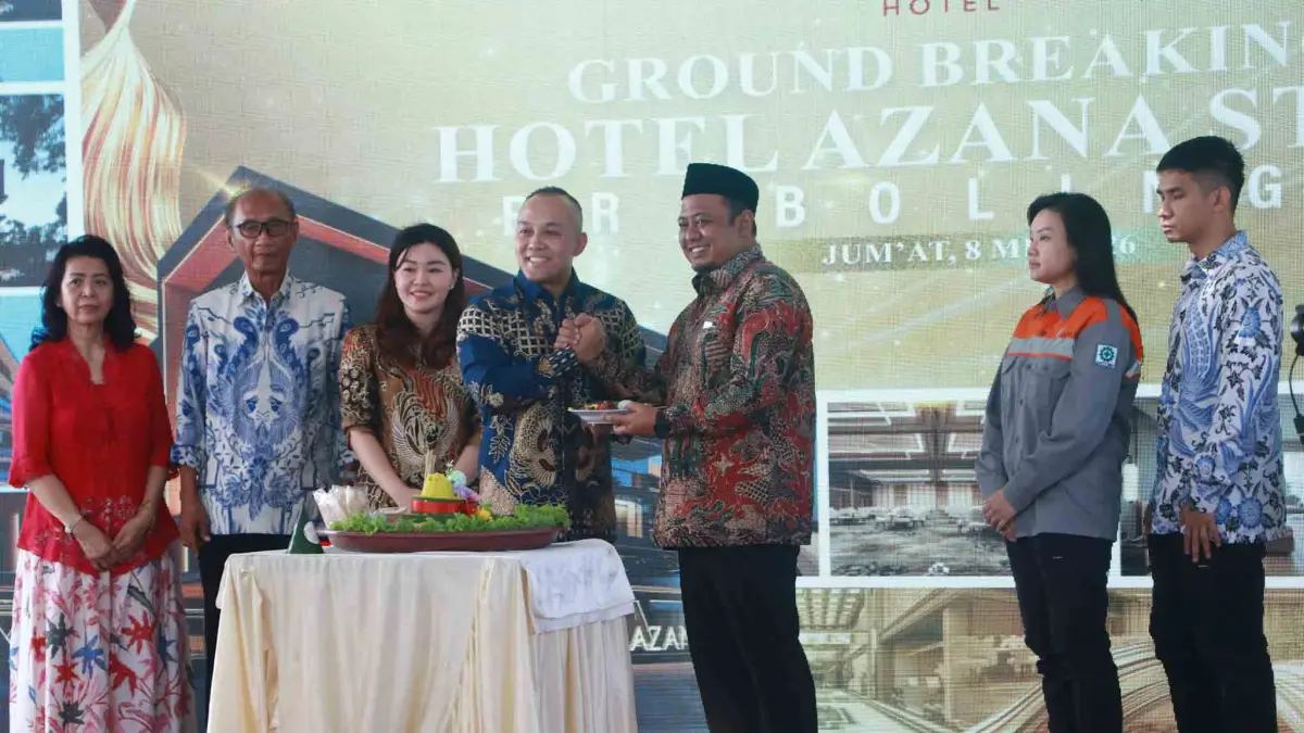 DOA KEBERKAHAN: Direktur Bina Indo Grup Ekao Saputra Wijaya menyerahkan potongan tumpeng kepada Wakil Bupati Probolinggo Ra Fahmi AHZ disaksikan investor dan Komisaris PT Bina Indo Grup Liem Edi Indrianto Halim