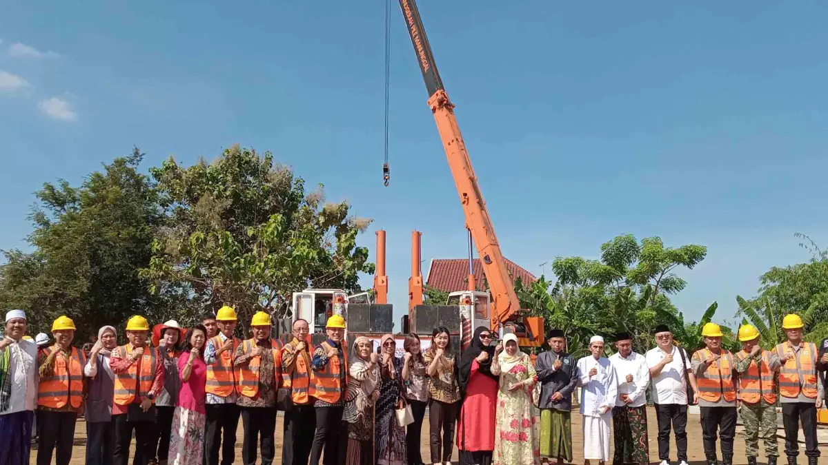 GROUND BREAKING: Para undangan berfoto bersama di lokasi Ground Breaking proyek pembangunan Hotel Azana Style Probolinggo. 
