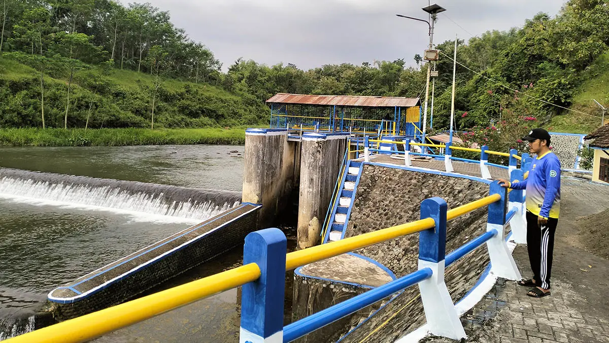KUNO: Petugas Operasional Bendungan Dam Pekalen, Ahmad Shiddiq mengecek kondisi delapan pembuka pintu air. Saat ini, dam tersebut telah dilengkapi dengan kisi-kisi. (Achmad Arianto/Radar Bromo)
