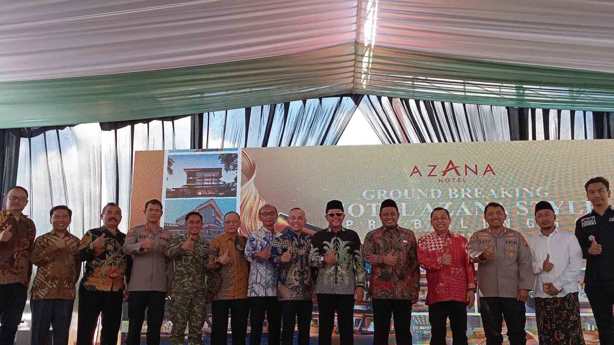 LAUNCHING: Bupati Probolinggo dr. Mohammad Haris dan Wakil Bupati Fahmi AHZ berfoto bersama investor dan para undangan Ground Breaking Azana Style Hotel Probolinggo. 