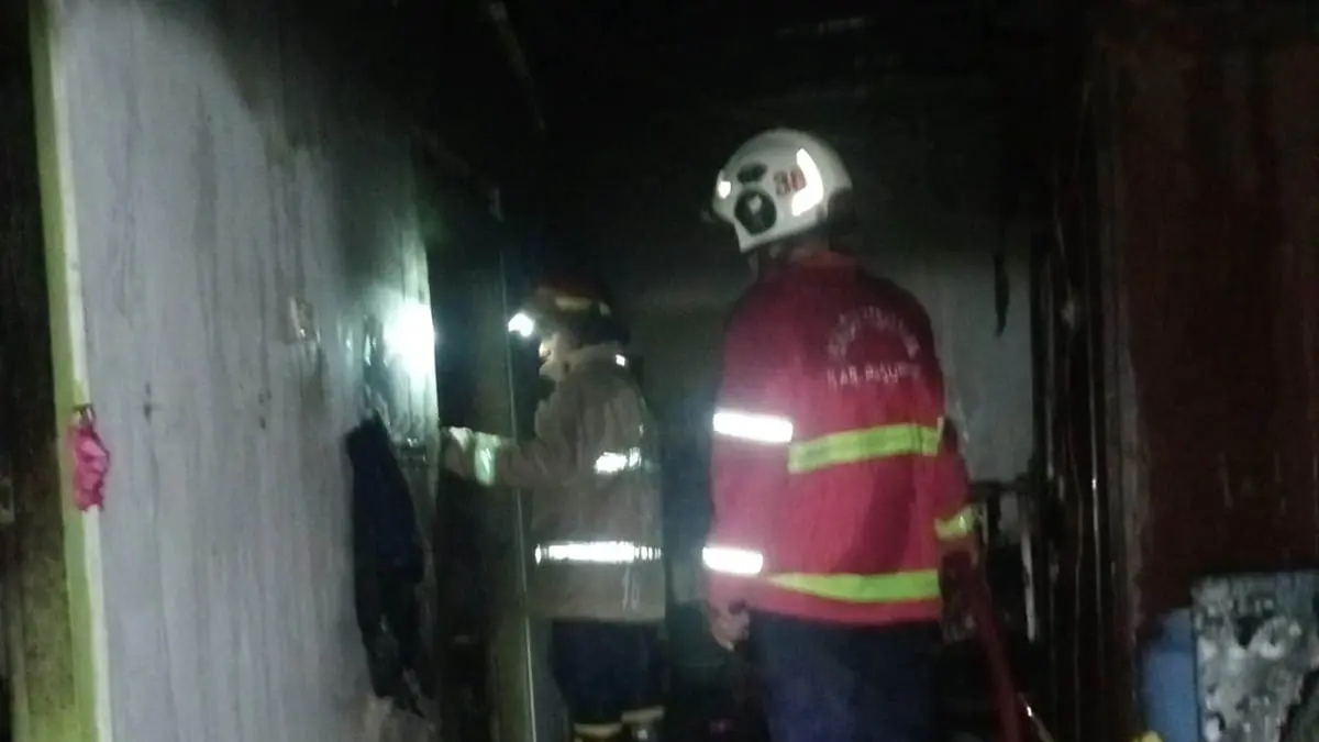 MALAM HARI: Petugas melakukan pemadaman kebakaran rumah di Desa Bulusari, Kecamatan Gempol. (Foto: Damkar for Jawa Pos Radar Bromo)