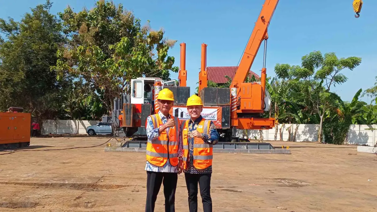 MEMBANGUN HARAPAN: Investor dan Komisaris PT Bina Indo Grup Liem Edi Indrianto Halim bersama Direktur Bina Indo Grup Ekao Saputra Wijaya di lokasi Ground Breaking Hotel Azana Style Probolinggo