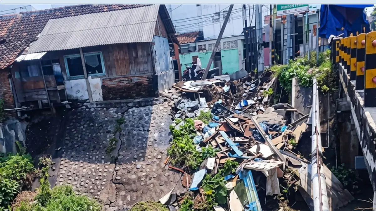 RAWAN: Tebing Sungai Kertosono di Kelurahan Sidomukti, Kraksaan yang ambrol dan belum dibenahi. (Foto: Agus Faiz Musleh/Jawa Pos Radar Bromo)