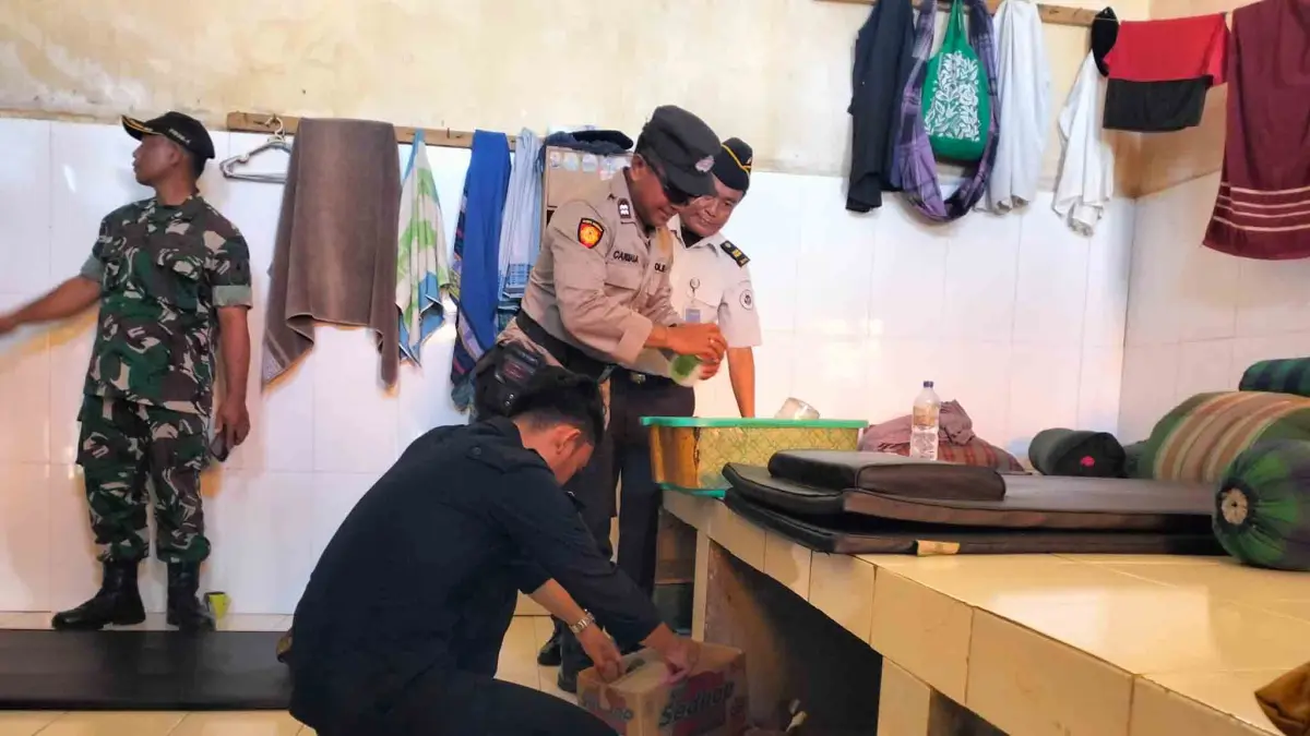 TELITI: Petugas gabungan merazia blok hunian warga binaan Rutan Kelas IIB Kraksaan. (ACHMAD ARIANTO/JAWA POS RADAR BROMO)