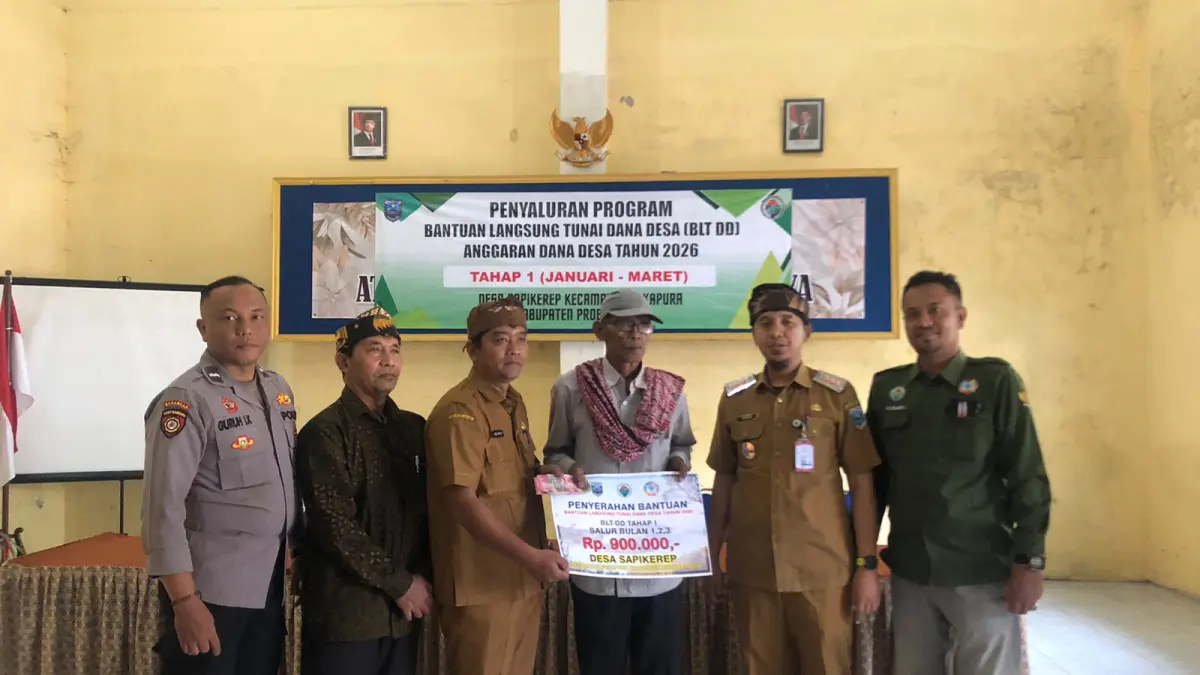 BANTUAN: Pemerintah Desa Sapikerep menyerahkan BLT-DD kepada salah satu keluarga penerima manfaat Senin (11/5).