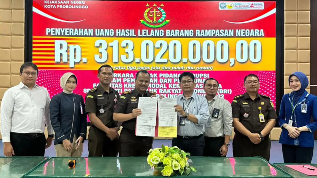DIKEMBALIKAN: Kejari Kota Probolinggo mengembalikan kerugian negara ke Kantor BRI Cabang Probolinggo, Senin (11/5), sebesar Rp 313.020.000. Uang itu hasil lelang aset milik terpidana korupsi kredit modal kerja, Hendra Widianto.
