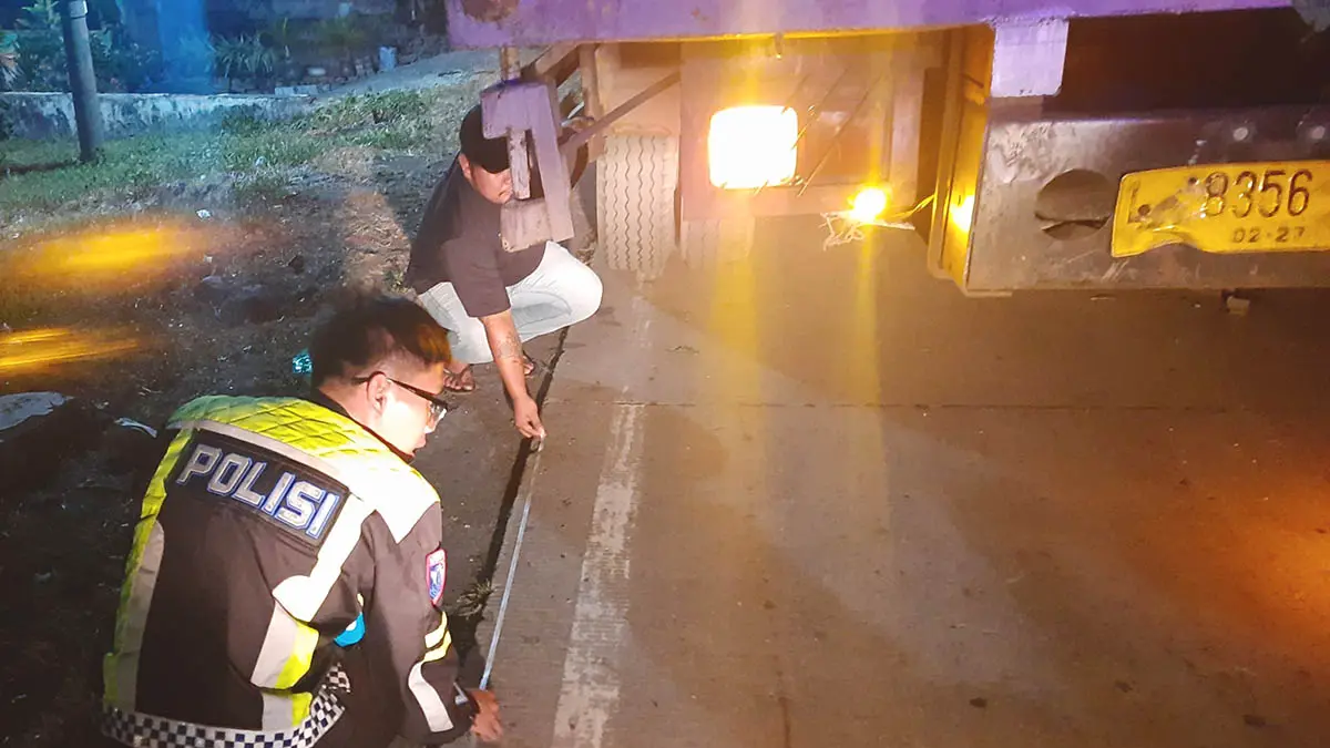 DINI HARI: Petugas Satlantas Polres Probolinggo melakukan olah TKP Kecelakaan maut di jalan pantura Desa Pajurangan, Kecamatan Gending. (Foto : Satlantas Polres Probolinggo for Jawa Pos Radar Bromo)