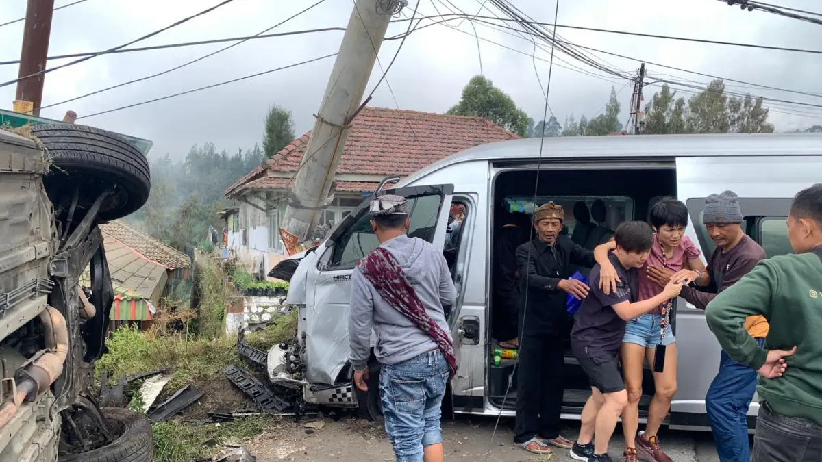 EVAKUASI: Warga sekitar saat membantu evakuasi korban dari Toyota Hiace BE 7013 AD yang mengalami kecelakaan di Jalan Bromo, Desa Ngadas, Kecamatan Sukapura, Sabtu (9/5). (FAHREZA NURAGA FOR JAWA POS RADAR BROMO)
