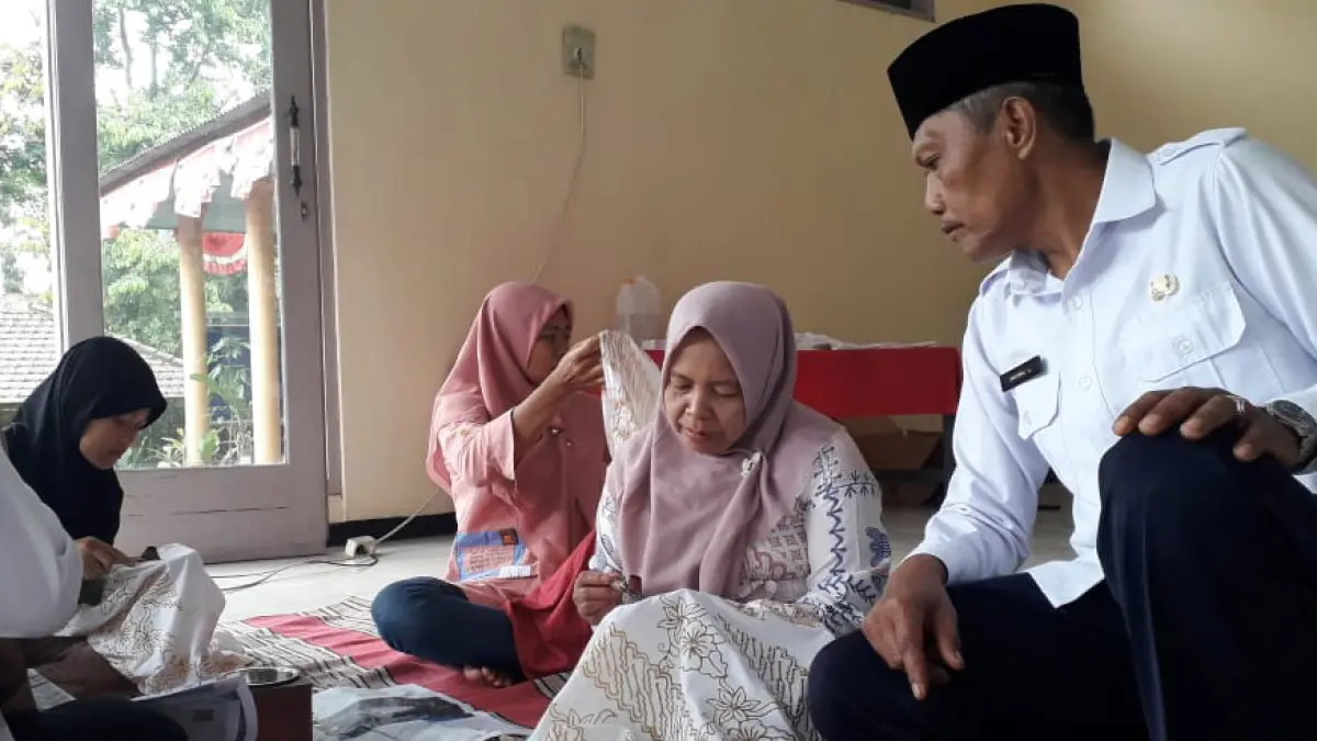 KREATIF: Pemerintah Desa Sukapura menggelar Pelatihan Pembuatan Batik di Balai Desa. (PEMERINTAH DESA SUKAPURA FOR JAWA POS RADAR BROMO)