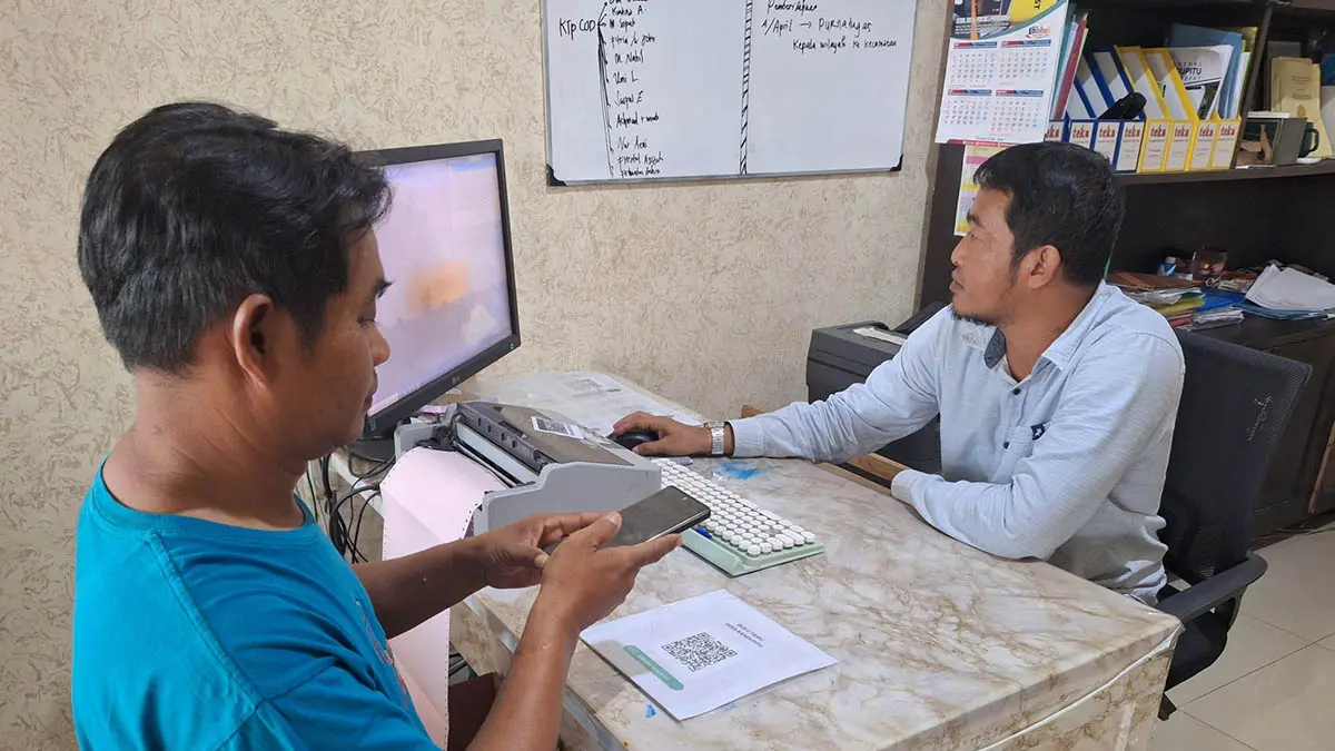 MENUJU DESA DIGITAL: Suasana pelayanan di Kantor Desa Randupitu, Gempol. Pelayanan di kantor desa ini sekarang tak lagi antre panjang setelah pemerintahannya mengedepankan sistem digital. (Foto: M. Busthomi/Jawa Pos Radar Bromo)