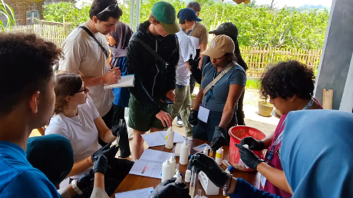 Proses pengolahan dan pengujian kualitas pupuk bersama mahasiswa Universitas Calgary