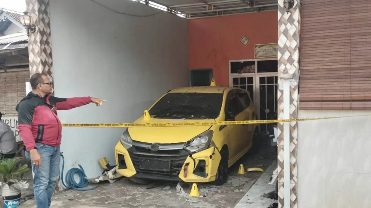 RUSAK : Polisi melakukan olah TKP ledakan di rumah Mujib warga Dusun Jujuk, Desa Alassumur Kulon, Kecamatan Kraksaan. (Foto : Achmad Arianto/Jawa Pos Radar Bromo)