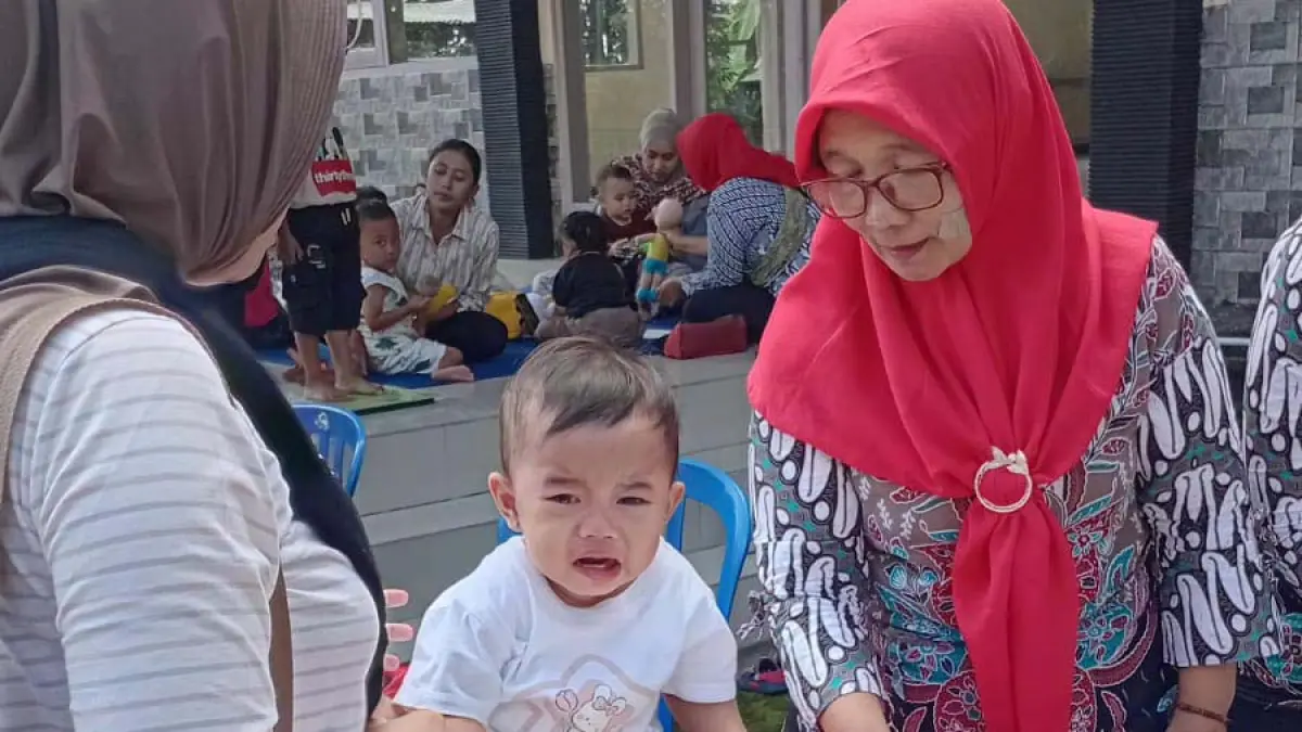 SEHAT: Salah satu bocah menjalani pemeriksanaan dalam kegiatan Posyandu di Balai Desa/Kecamatan Sukapura.