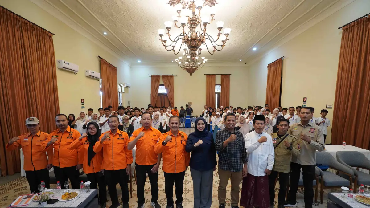 SEMANGAT: Anggota Komisi VIII DPR RI Dini Rahmania berfoto bersama para pelajar, BPBD Kota Probolinggo, dan Tagana Kabupaten Probolinggo dalam acara Gen Z Tangguh Bencana, Minggu (10/5). (FAHREZA NURAGA/JAWA POS RADAR BROMO)
