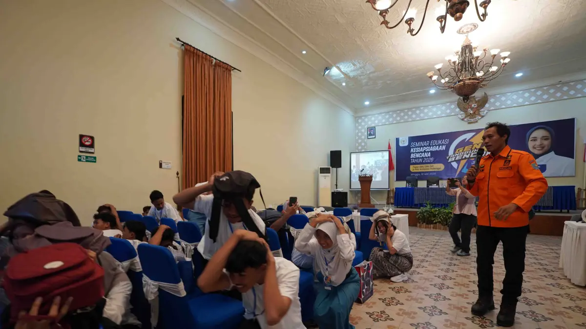 SIMULASI: BPBD Kota Probolinggo bersama para pelajar melakukan simulasi evakuasi gempa dalam acara Gen Z Tangguh Bencana, Minggu (10/5). (FAHREZA NURAGA/JAWA POS RADAR BROMO)