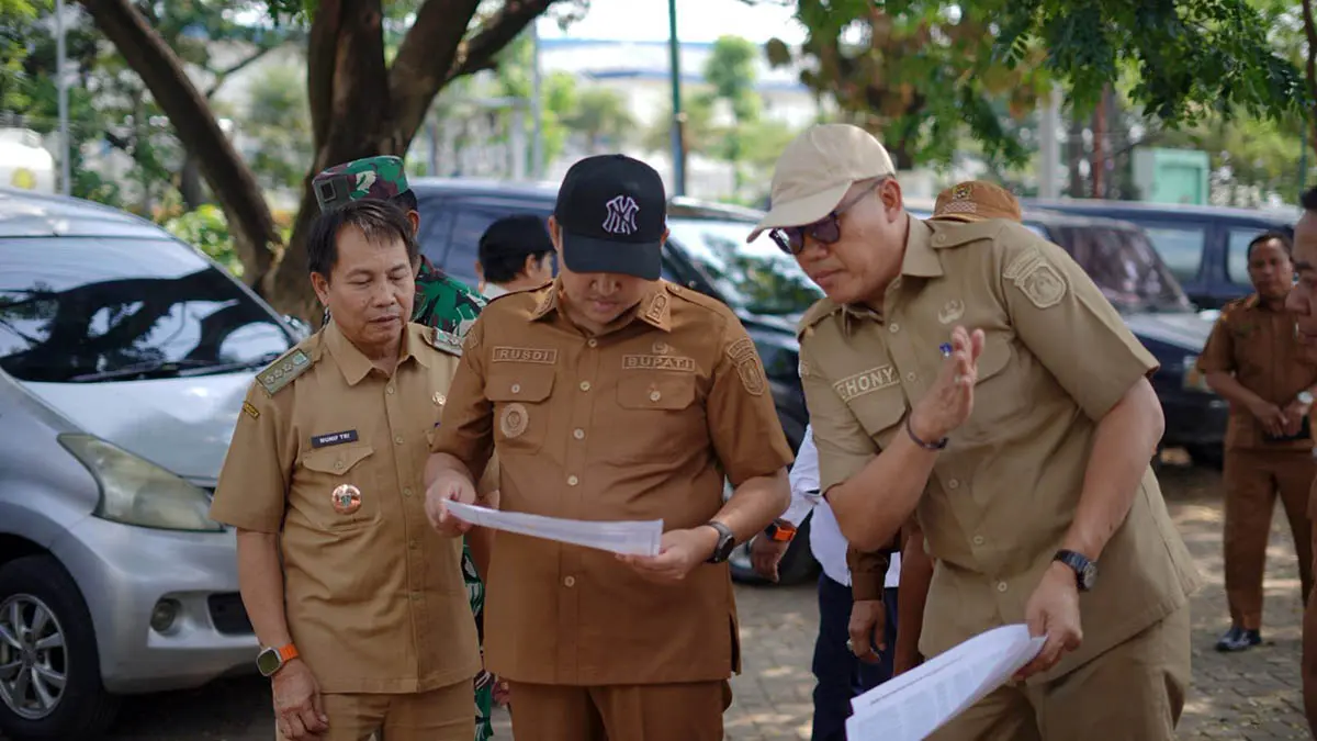 TINJAU: Bupati Pasuruan, M Rusdi Sutejo saat meninjau area pusat Jarwo di Desa Martopuro, Kecamatan Purwosari. Kehadiran orang nomor satu di Kabupaten Pasuruan tersebut, menjadi bukti keseriusan pemerintah daerah, untuk mentransformasi kawasan setempat agar lebih hidup. (Disperindag for Radar Bromo)