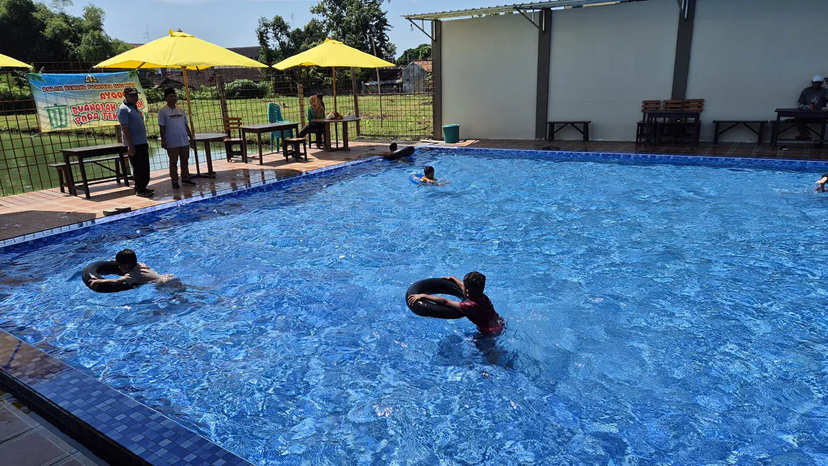 EKSOTIK: Keberadaan kolam renang di Desa Nguling, yang menjadi kerap menjadi jujukan warga. Terutama pelajar di wilayah Nguling. (Fahrizal Firmani/Radar Bromo)