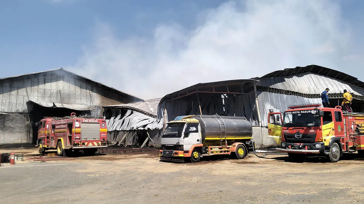 KERAHKAN ARMADA: Sejumlah armada Damkar saat dikerahkan untuk mengatasi kebakaran yang terjadi di gudang produksi pengolahan serbuk kayu. (Rizal Syatori/Radar Bromo)
