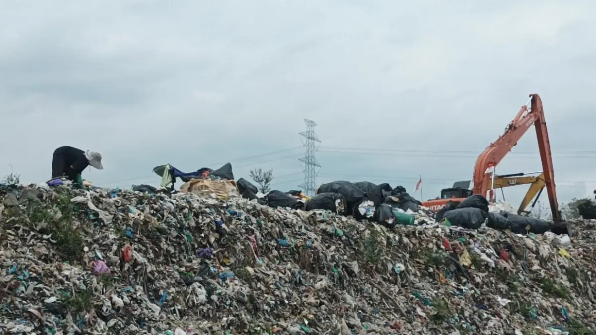 MENGGUNUNG: Tumpukan sampah di TPA Seboro, Kabupaten Probolinggo, semakin menggunung. DLH selalu mengajak warga untuk mengelola sampah dari rumah. (DOK. JAWA POS RADAR BROMO)
