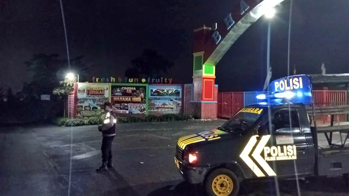 PATROLI: Anggota Polsek Nongkojajar saat melakukan patroli di jam-jam rawan. Langkah ini dilakukan, untuk meminimalisir aksi kejahatan. (Polsek Nongkojajar for Radar Bromo)