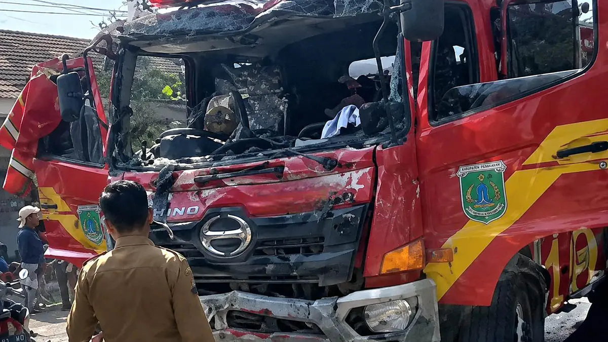 RINGSEK: Bagian depan mobil Damkar yang ringsek usai terlibat kecelakaan dengan truk molen. Sejumlah petugas dikabarkan mengalami luka ringan akibat insiden tersebut. (Muhamad Busthomi/Radar Bromo)