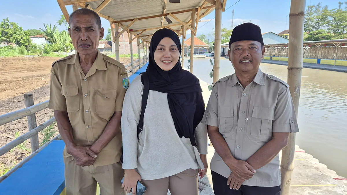 SINERGI: Kepala Desa Nguling, Edi Suyitno (kanan) bersama Direktur BUMDes Nguling, Nofia, kompak dalam upaya membangun desa. (Fahrizal Firmani/Radar Bromo)