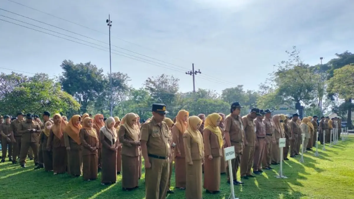 ABDI NEGARA: Sejumlah pegawai di lingkungan Kantor Bupati Probolinggo mengikuti apel pagi bersama.&nbsp;(AGUS FAIZ MUSLEH/JAWA POS RADAR BROMO)