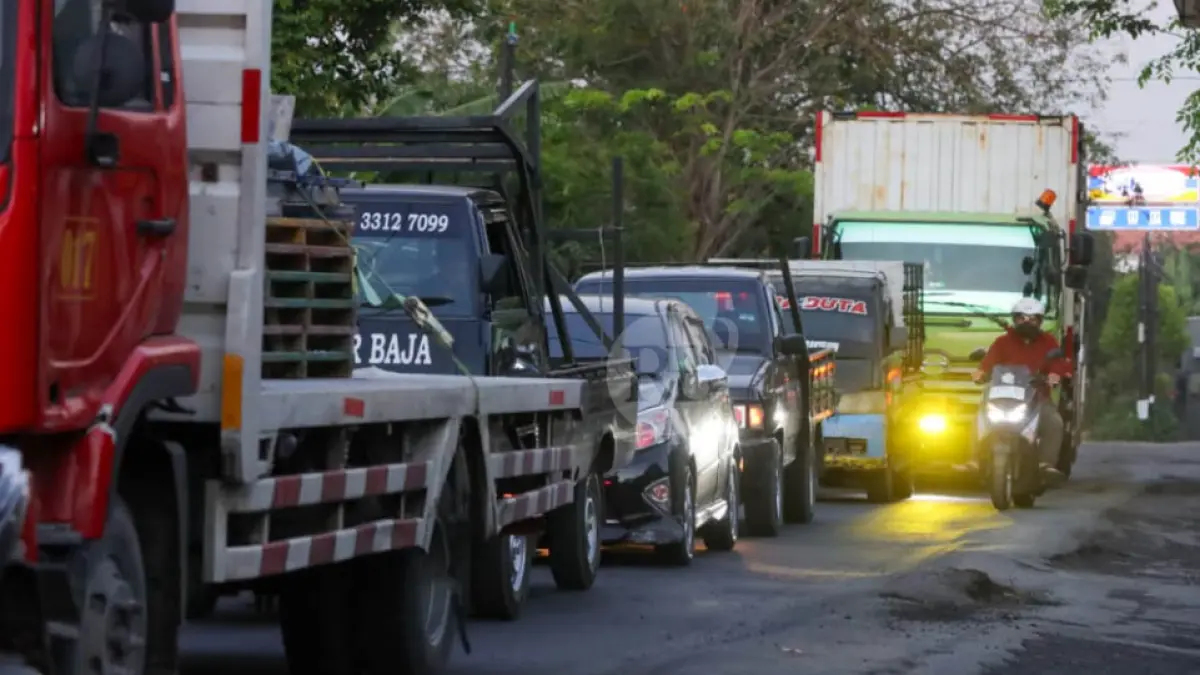 BAHAYA: Pemotor melintas di antara gundukan aspal yang bergelombang. (Foto: M Zubaidillah/Jawa Pos Radar Bromo)