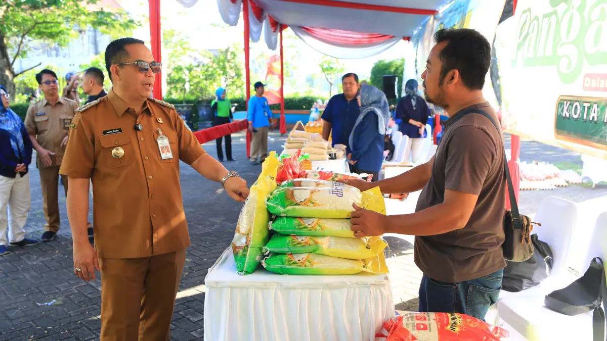 CEK LANGSUNG: Wali Kota Aminuddin berkoordinasi memantau langsung kegiatan pasar murah di Taman Maramis, Kota Probolinggo. (ARIF MASHUDI/JAWA POS RADAR BROMO)