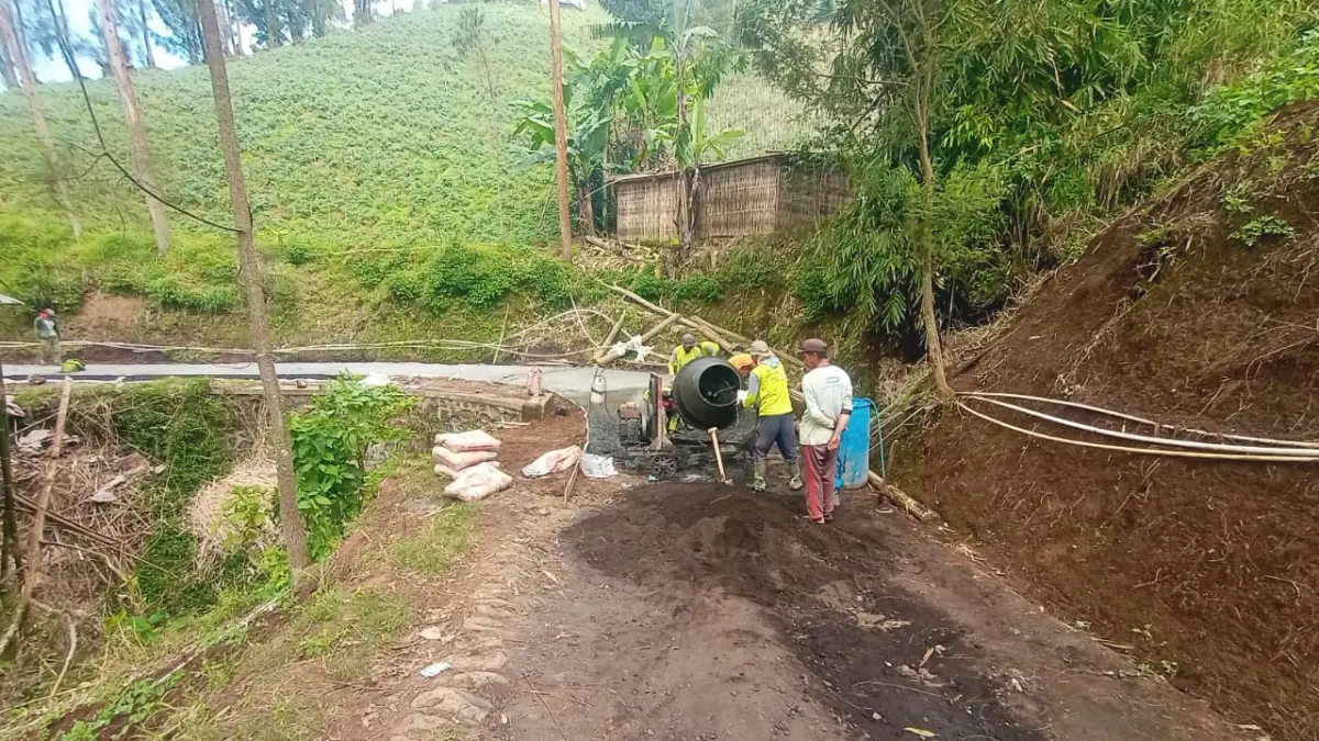 DIBANGUN: Pekerja sedang merabat beton jalan Dusun Congklang - Pusung Gede. Pembangunan infrastruktur masih terus dilakukan oleh Pemerintah Desa Pakel. (Foto: Achmad Arianto/Jawa Pos Radar Bromo)