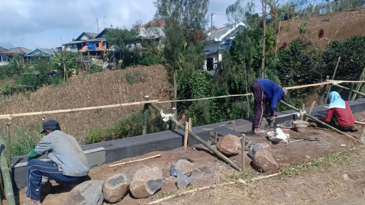 DIBANGUN: Sejumlah pekerja membangun TPT di RT 2/RW1, Dusun Kledung. Tahun ini, TPT akan dibangun di RT 5/RW 3, Dusun Kedasih. (Foto: Achmad Arianto/Jawa Pos Radar Bromo)