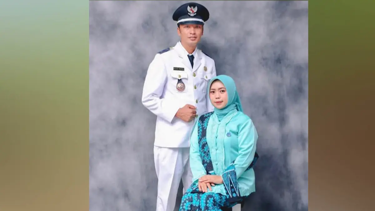 MENGABDI: Kepala Desa Pakel Basudin Prabowo berfoto bersama istri. (Foto: Achmad Arianto/Jawa Pos Radar Bromo)