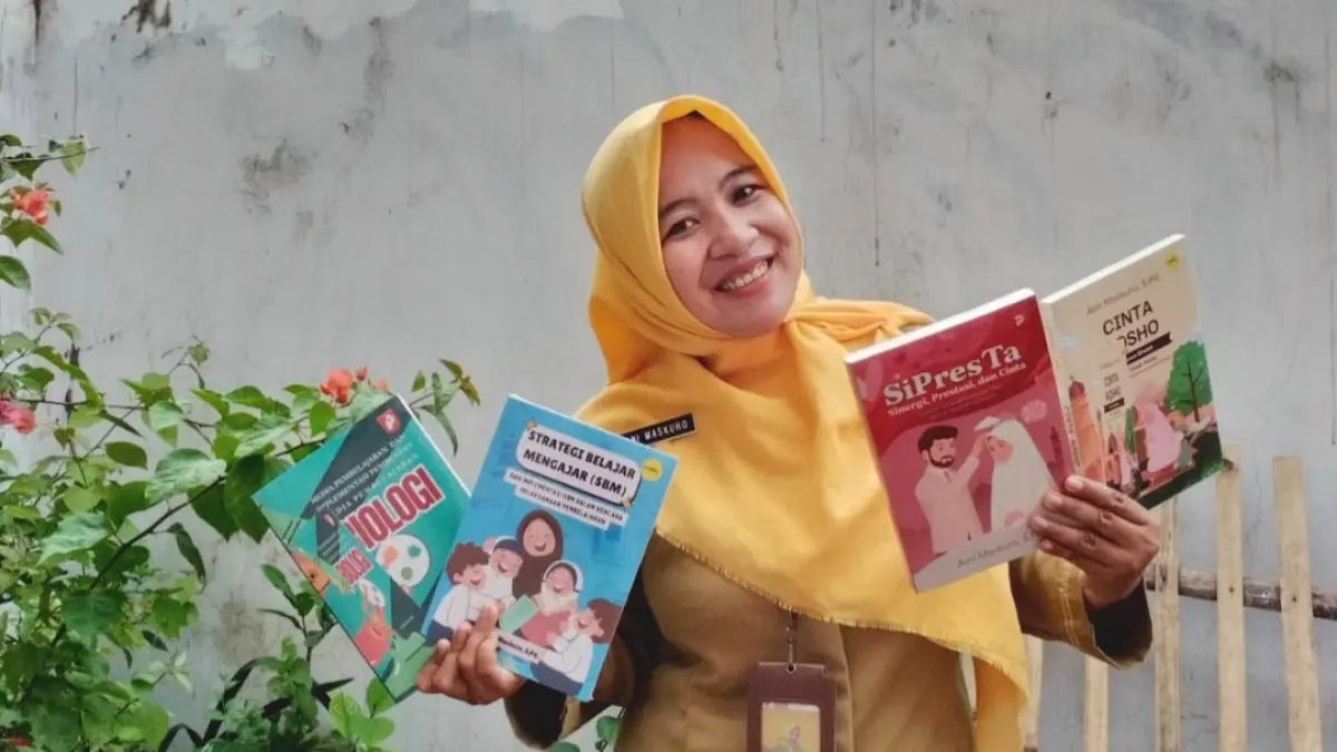 PRODUKTIF: Aini Maskuro menunjukkan beberapa buku yang telah diterbitkan. Memiliki hobi menulis membuatnya cukup produktif menulis buku berbagai genre. (Foto : Achmad Arianto/Jawa Pos Radar Bromo)