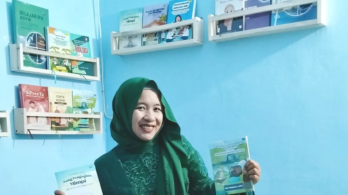 PRODUKTIF: Aini Maskuro menunjukkan beberapa buku yang telah diterbitkan. Memiliki hobi menulis membuatnya cukup produktif menulis buku berbagai genre. (Foto : Achmad Arianto/Jawa Pos Radar Bromo)