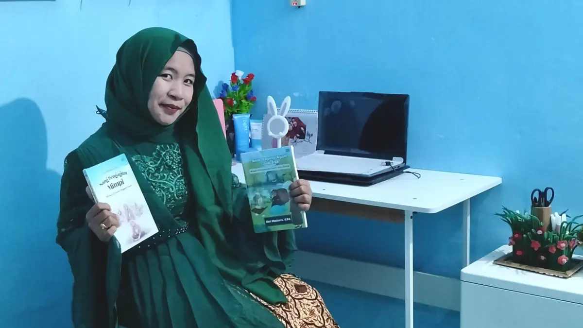 PRODUKTIF: Aini Maskuro menunjukkan beberapa buku yang telah diterbitkan. Memiliki hobi menulis membuatnya cukup produktif menulis buku berbagai genre. (Foto : Achmad Arianto/Jawa Pos Radar Bromo)