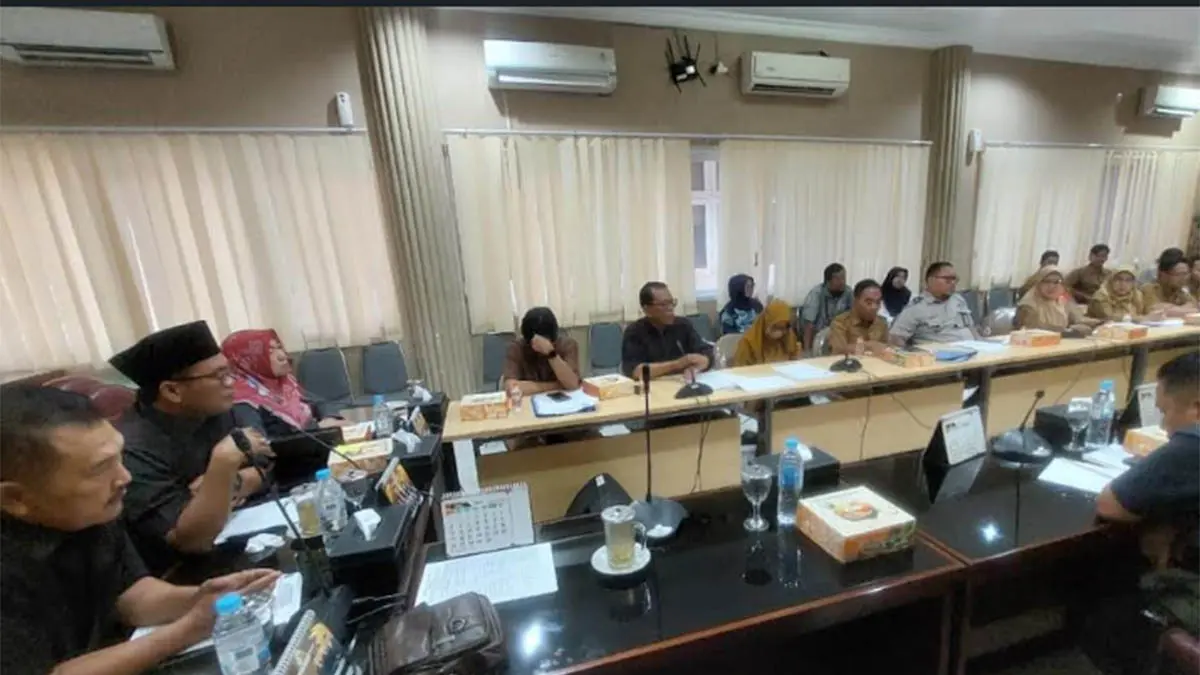 SERIUS: Komisi II DPRD Kota Probolinggo saat menggelar rapat dengar pendapat terkait lahan kering, kosong atau perumahan berubahan menjadi lahan sawah dilindungi, Selasa (12/5). (Foto: Arif Mashudi/Jawa Pos Radar Bromo)